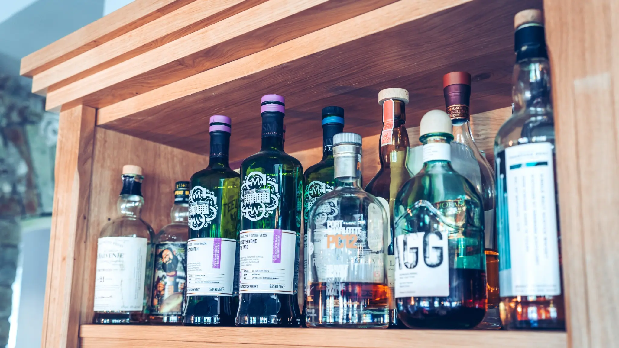 Ausgewählte Scotch-Whiskys im Whiskybahnhof in Mayschoß