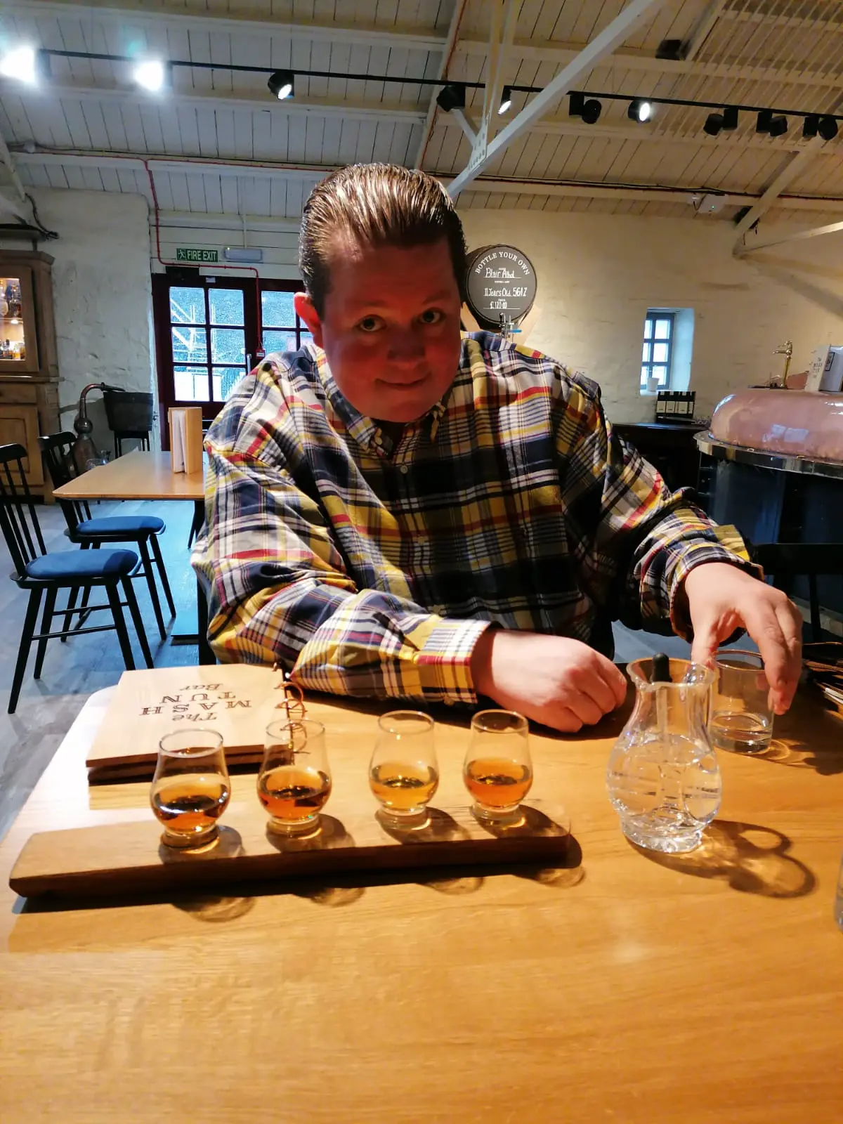 Gastgeber Thorsten Bornscheck mit einem Whisky-Flight im Bahnsteig 1