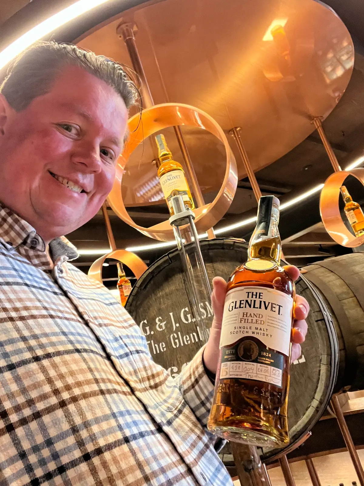 Thorsten Bornscheck mit Whiskyflasche in Schottland