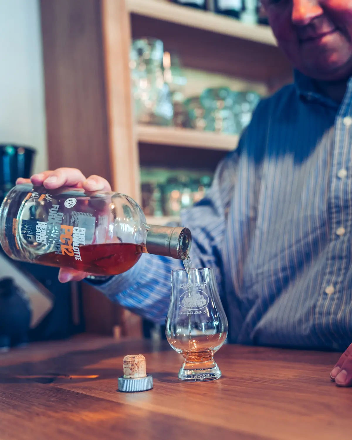 Gastgeber schenkt Whisky für eine Verkostung im Bahnsteig 1 ein